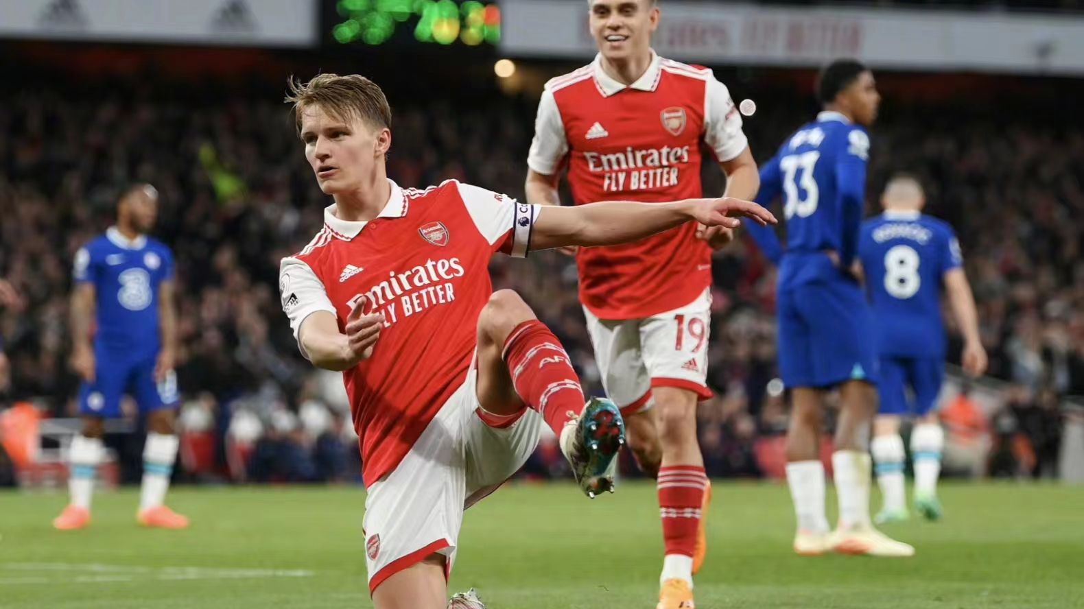 狼队2-0爆冷胜中游强队，莫耶斯失望狼队球员狂欢庆祝